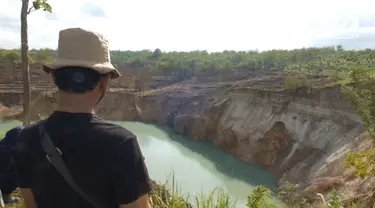 Sebuah luweng atau goa vertikal ambles menyebabkan adanya cekungan seperti kawah seluas 1 hektar.