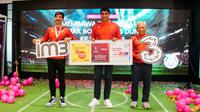 President Director & CEO Indosat Ooredoo Hutchison Vikram Sinha (tengah), Director & Chief Regulatory Officer Indosat Ooredoo Hutchison Muhammad Buldansyah (kanan) dan Chief Commercial Officer Indosat Ooredoo Hutchison Ritesh Kumar Singh (kiri) saat peluncuran paket Piala Dunia 2022 berkolaborasi dengan Vidio. Dok: IOH