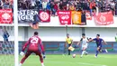 Kelengahan barisan pertahanan Persita dimanfaatkan Persija untuk mendapatkan gol kedua lewat aksi Emaxwell Souza De Lima pada menit ke-50. Tampak dalam foto, pemain Persija dan Persita saat berebut penguasaan bola pada pertandingan pekan ke-19 BRI Super League 2025/2026 di Indomilk Arena, Tangerang, Banten, Jumat (30/1/2026). (Bola.com/M Iqbal Ichsan)