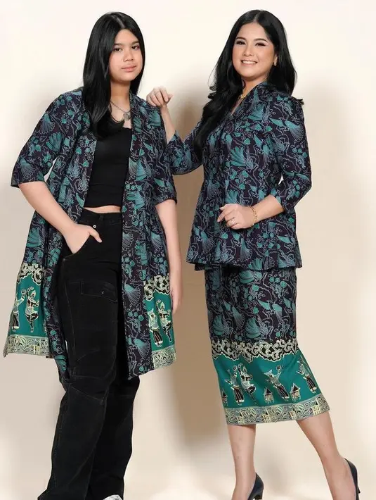 <p>Almira pun tamlil kompak mengenakan busana motif batik seperti sang ibunda. Bedanya, batik hijau bercorak tersebut dijadikan outer olehnya, dipadukan inner dan celana hitamnya.&nbsp;@annisayudhoyono</p>