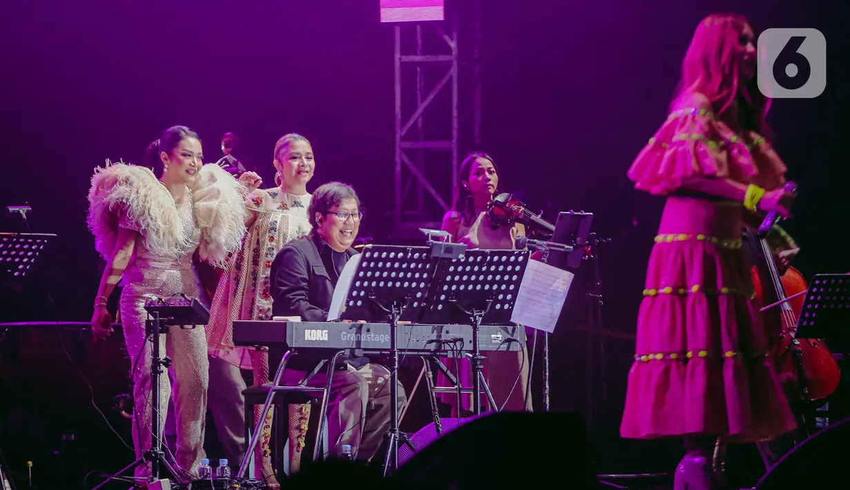 Grup vokal 3 Diva dan Erwin Gutawa memeriahkan hari pertama Synchronize Fest 2022 di Gambir Expo Kemayoran, Jakarta Pusat, Jumat (7/10/2022). Di atas panggung, Ruth Sahanaya, Titi DJ, dan Krisdayanti tampak bergembira tampil lagi di hadapan ribuan penonton di Dynamic Stage. (Liputan6.com/Faizal Fanani)
