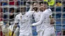 Para pemain Real Madrid merayakan gol yang dicetak Karim Benzema ke gawang Levante pada laga La Liga Spanyol di Stadion Santiago Bernabeu, Madrid, Sabtu (14/9). Madrid menang 3-2 atas Levante. (AFP/Curto De La Torre)
