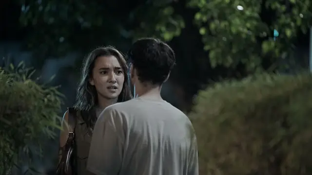 Salah satu adegan film Cinta Tak Pernah Tepat Waktu. (Foto: Dok. Dapur Film/ Seven Skies Motion/ IMDb)