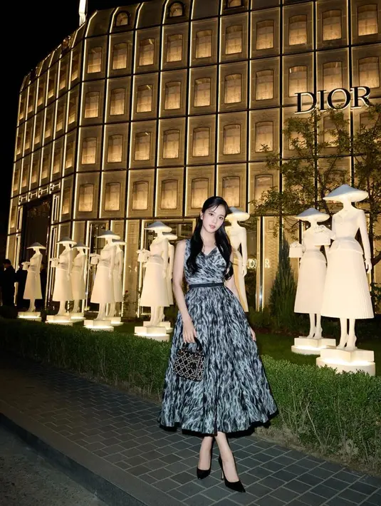 Sang Global Ambassador Jisoo BLACKPINK yang tampil elegan dengan ansambel DiorAW23 dan tas ikonik mini Lady Dior. [Dok/Dior]