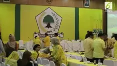 Para pengurus DPP yang hadir masih memperdebatkan apakah Golkar perlu menunjuk pelaksana tugas ketua umum atau tidak.
