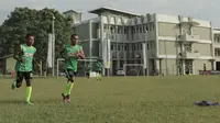 Persebaya latihan di Bekasi, Rabu (8/11/2017), menjelang babak 8 besar Liga 2 2017. (Bola.com/Zaidan Nazarul)