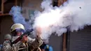 Polisi menembakkan gas air mata untuk membubarkan massa di Srinagar, India, Selasa (13/9). Demonstran protes karena pembunuhan yang terjadi di Kashmir belum lama ini. (REUTERS / Danish Ismail)