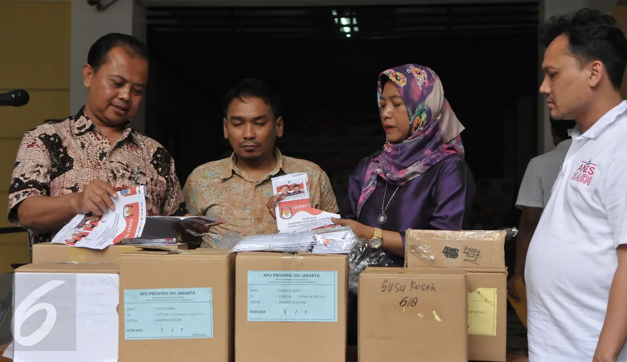 Ketua KPU DKI Jakarta Sumarno (kiri) jelang pemusnahan surat suara, Jakarta, Selasa (18/4). Surat suara sebanyak 6.943 tersebut dimusnahkan karena rusak dan yang berlebihan. (Liputan6.com/Helmi Afandi)