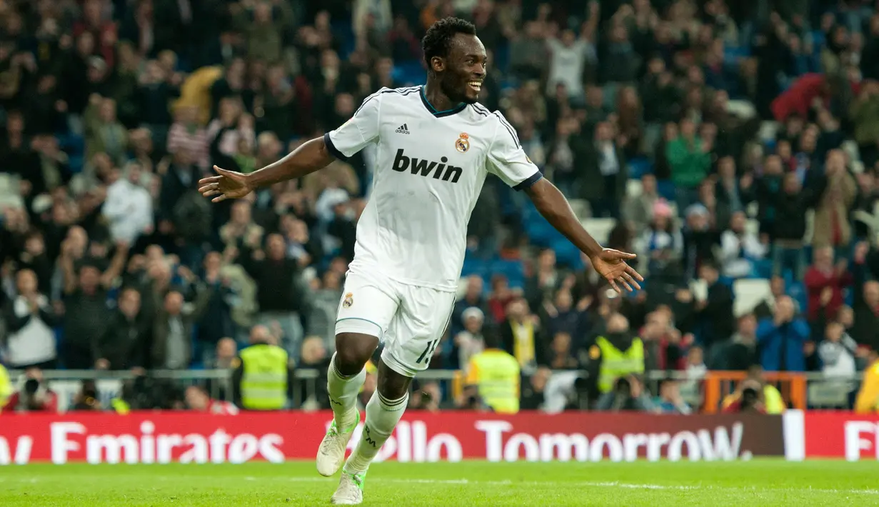 Gelandang Real Madrid, Michael Essien melakukan selebrasi usai mencetak gol ke gawang Real Zaragoza pada pertandingan liga Spanyol di Stadion Santiago Bernabeu, Spanyol pada 3 November 2012. (AFP Photo / Dani Pozo)