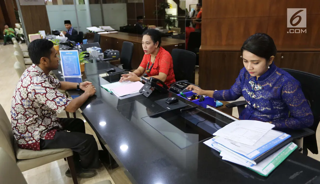 Dua tenaga administrasi kenakan baju kebaya melayani calon pasien saat peringati Hari Kartini di RS Siloam TB Simatupang, Jakarta, Sabtu (21/4). Kegiatan ini untuk mengenang jasa-jasa Kartini sebagai sosok pejuang wanita. (Liputan6.com/Fery Pradolo)
