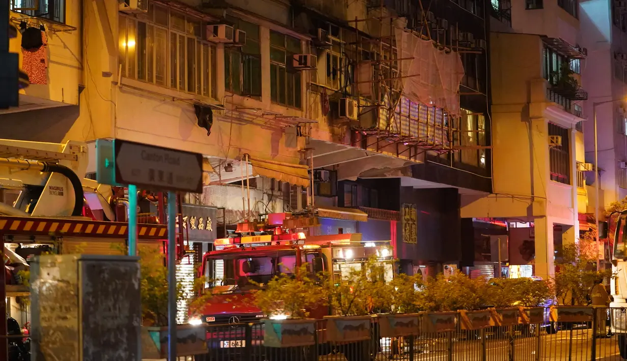 Petugas pemadam kebakaran dan polisi menyelidiki lokasi kebakaran di Hong Kong, China selatan (15/11/2020). Kebakaran yang terjadi sekitar pukul 20.00 waktu setempat di gedung apartemen di Canton Road, Jordan, itu berhasil dipadamkan sekitar dua jam kemudian. (Xinhua/Lui Siu Wai)