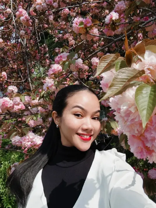 Tidak hanya sekadar gaya, potret ini juga memancarkan ketenangan dan kebahagiaan yang Yura rasakan saat menyatu dengan alam. Bunga sakura yang mekar sempurna seolah menjadi latar yang memperindah pesona natural sang musisi. [@yurayunita].