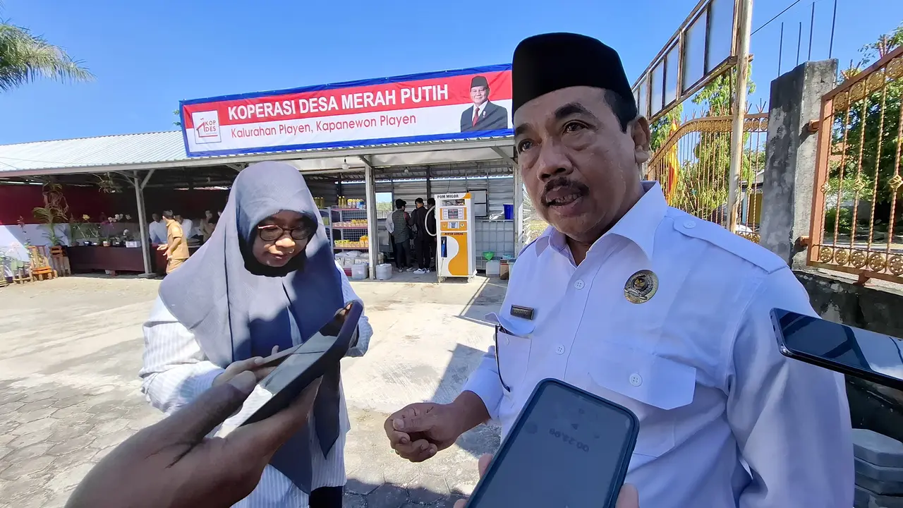 Lurah Playen di halaman koperasi Desa Merah Putih