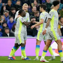 Selebrasi pemain Manchester City usai gol Jeremy Doku ke gawang Everton di Liga Inggris, 5 Mei 2026. (AP Photo/Dave Thompson)