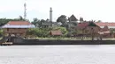 Pemandangan proyek pembangunan Perkampungan Budaya Betawi di tengah Setu Babakan, Jakarta, Kamis (3/1). Kawasan tersebut nantinya akan dihiasi dengan berbagai bangunan bertema Betawi. (Liputan6.com/Immanuel Antonius)