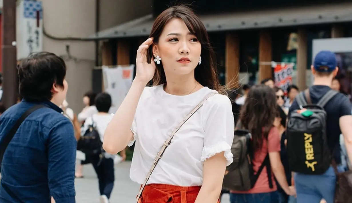 Ia juga sering memadupadankan baju putih dengan rok maupun celana denim dengan warna cukup mencolok. Meski begitu, penampilan Shania saat menggunakan busana berwarna putih tampak lebih manis. (Liputan6.com/IG/@shanju)