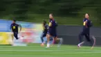 Penyerang Inggris #09 Harry Kane (tengah) berlari selama sesi latihan selama turnamen Euro 2024, di base camp tim, resor golf Weimarer Land, dekat Blankenhain, Rabu (3/7/2024). (Adrian DENNIS / AFP)