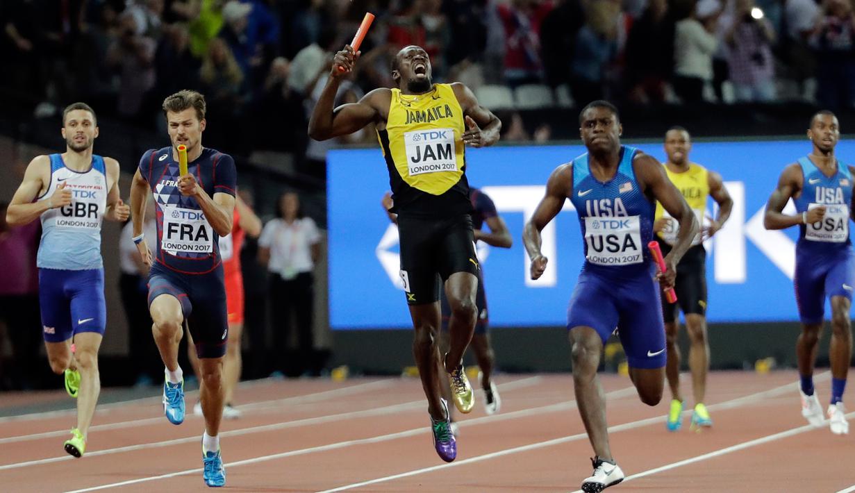 Usain Bolt terlihat menahan sakit karena kram pada kaki kirinya, sebelum akhirnya terjatuh di final 4x100 meter pada Kejuaraan Dunia Atletik, Sabtu (12/8). Bolt mundur akibat cedera saat menjadi pelari terakhir tim estafet Jamaika. (AP/David J. Phillip)