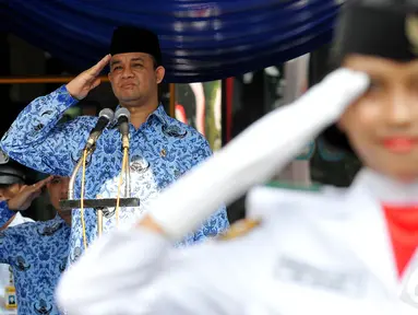 Mendikbud Anies Baswedan menjadi pembina upacara peringatan Hari Guru di Jakarta, Senin (25/11/2014). (Liputan6.com/Johan Tallo)