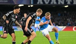 Penyerang Napoli, Rasmus Hojlund, mengontrol bola dalam pertandingan hari ke-4 Liga Champions UEFA antara Napoli dan Eintracht Frankfurt di Stadion Diego Armando Maradona, Naples, pada 4 November 2025. (Andreas SOLARO / AFP)
