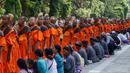 Selama pelaksanaan Pabbajja Samanera, berbagai rangkaian kegiatan dilaksanakan, seperti upacara pemotongan rambut, upacara pentahbisan Pabbajja Samanera, Pindapatta, Candle Light Sangha Dana, dan Penerbangan Lampion. Rangkaian ini ditutup dengan prosesi Thudong. (DEVI RAHMAN/AFP)