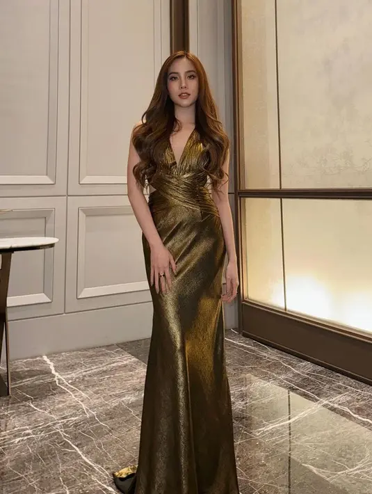 Agatha Chelsea tampil menawan mengenakan gaun hijau emerald shimmer. Dengan model cross pada bagian perutnya. [@agatha_chelsea]