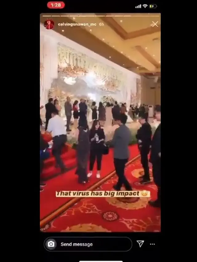 tamu undangan diberikan hand sanitizer di acara pernikahan