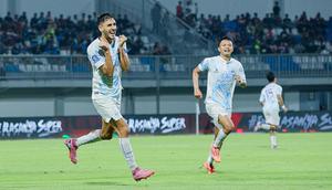 Franco Ramos (kiri), gelandang PSIM Yogyakarta di BRI Super League 2025/2026. (Dok. ileague.id)