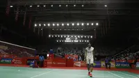 Tunggal putera Indonesia, Ihsan Maulana Mustofa, tertunduk lesu usai ditaklukkan wakil Denmark, Rasmus Gemke, pada laga Indonesia Masters 2018 di Istora Senayan, Rabu (24/1/2018). Ihsan takluk 21-17, 21-23, 16-21. (Bola.com/M Iqbal Ichsan)