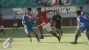 Pesepakbola Timnas U-19  Asnawi Mangkualam Bahar (kanan) dibayangi pemain Filipina U-19 Diano Mar Vincent pada International Friendly Match di Stadion Maguwoharjo, Sleman, Jumat (19/8). Indonesia menang dengan skor 3-1. (Liputan6.com/Boy Harjanto)