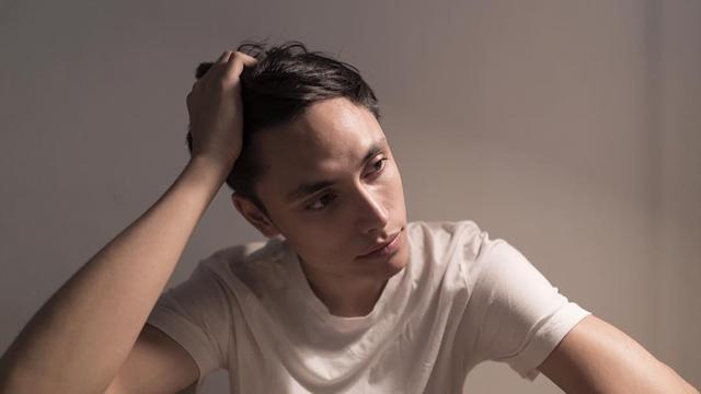 6 Potret Raka Hutchison, Aktor yang Dikabarkan Dekat dengan Rachel Vennya