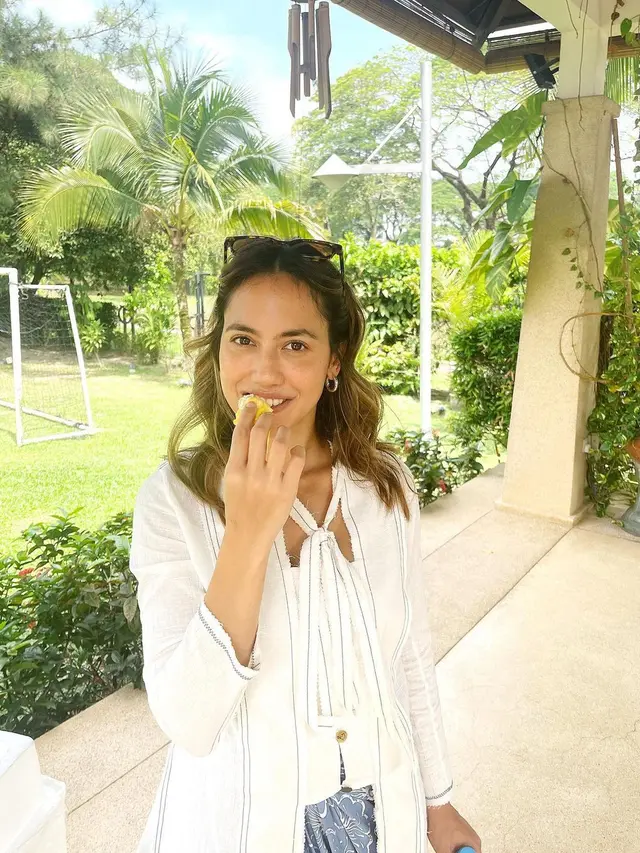 Pevita Pearce saat makan durian untuk pertama kali (Instagram/pevpearce)