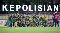 Para pemain Persebaya Surabaya berfoto bersama setelah laga lanjutan BRI Liga 1 2022/2023 menghadapi Arema FC di Stadion PTIK, Jakarta, Selasa (11/04/2023). (Bola.com/Bagaskara Lazuardi)