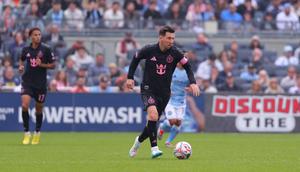 Lionel Messi #10 dari Inter Miami CF mengontrol bola selama pertandingan MLS antara New York City FC dan Inter Miami CF di Yankee Stadium pada 22 Maret 2026 di New York, New York. (Jordan Bank/ Getty Images via AFP)