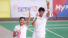 Pasangan selebritas Indonesia, Cinta Brian (kanan) dan Callista Arum menyapa penggemar saat laga bulu tangkis nomor ganda campuran Turnamen Olahraga Selebriti Indonesia (TOSI) di GOR UNJ, Rawamangun, Jakarta, Minggu (30/07/2023). Cinta/Callista berhasil menjadi juara setelah mengalahkan pasangan Vicky Nitinegoro dan Hesti Purwadinata dua set langsung (21-15, 21-15) pada babak final. (Bola.com/Bagaskara Lazuardi)