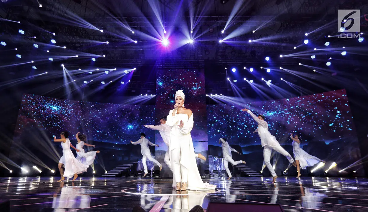 Penyanyi Agnez Mo saat tampil dalam malam puncak HUT ke-28 SCTV di ICE BSD, Tangerang, Banten, Jumat (24/8). Agnez Mo tampil cantik menggenakan gaun putih saat membawakan lagu berjudul "Sebuah Rasa". (Liputan6.com/Faizal Fanani)