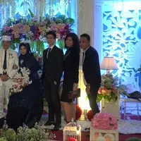 Verrell Bramasta dan Athalla Naufal hadir di hari pernikahan Ayahnya, Ivan Fadilla. Verrell mengaku ikut merasakan kebahagiaan yang dirasakan Ayahnya. 