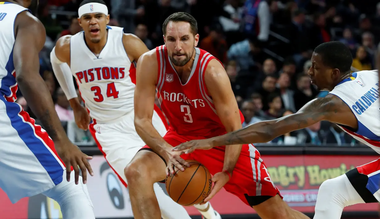 Forward Houston Rockets, Ryan Anderson, berusaha melewati hadangan pemain Detroit Pistons dalam laga babak reguler NBA 2016-2017 di The Palace of Auburn Hills, Michigan, Selasa (22/11/2016) WIB. (AP Photo/Paul Sancya)