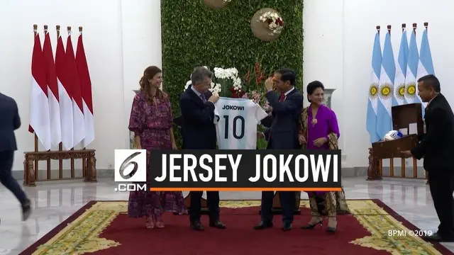 VIDEO: Jokowi Terima Jersey Nomor 10 dari Presiden Argentina