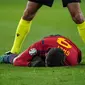 Gelandang Spanyol, Gavi, mengalami cedera lutut pada kualifikasi Euro 2024 Grup A melawan Georgia, di Stadion Jose Zorrilla, Valladolid, Spanyol, Senin (20/11/2023) dini hari WIB. (AFP/Cesar Manso)