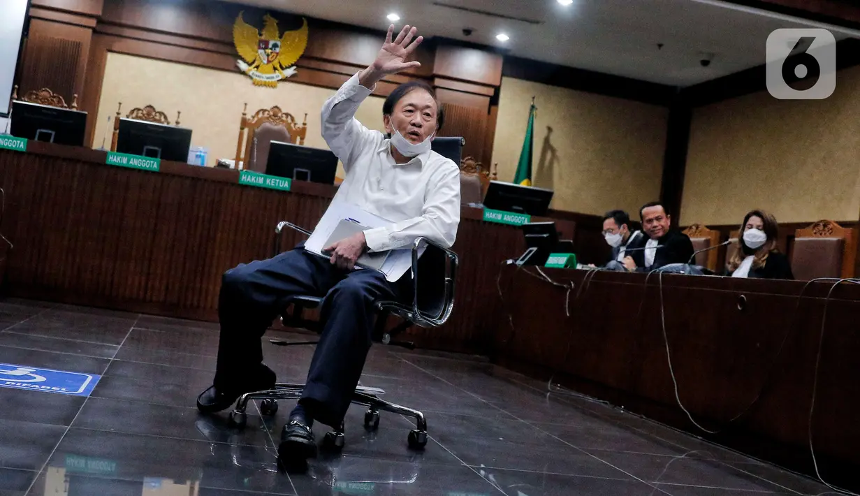 Terdakwa kasus dugaan tindak pidana korupsi Surya Darmadi bersiap mengikuti sidang pembacaan putusan di Pengadilan Tipikor Jakarta, Kamis (23/2/2023).  Surya Darmadi dijatuhi vonis 15 tahun penjara dan denda Rp1 miliar subsider enam bulan kurungan terkait tindak pidana korupsi usaha perkebunan kelapa sawit tanpa izin di Provinsi Riau periode 2004-2022. (Liputan6.com/Angga Yuniar)