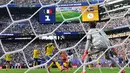 Pemain Prancis Bradley Barcola saat mencetak gol melewati kiper Swedia Jacob Widell Zetterstrom selama pertandingan sepak bola babak 32 Piala Dunia antara Prancis dan Swedia di East Rutherford, N.J., dekat New York, Selasa, (30/06/2028). (AP Photo/Frank Franklin II)