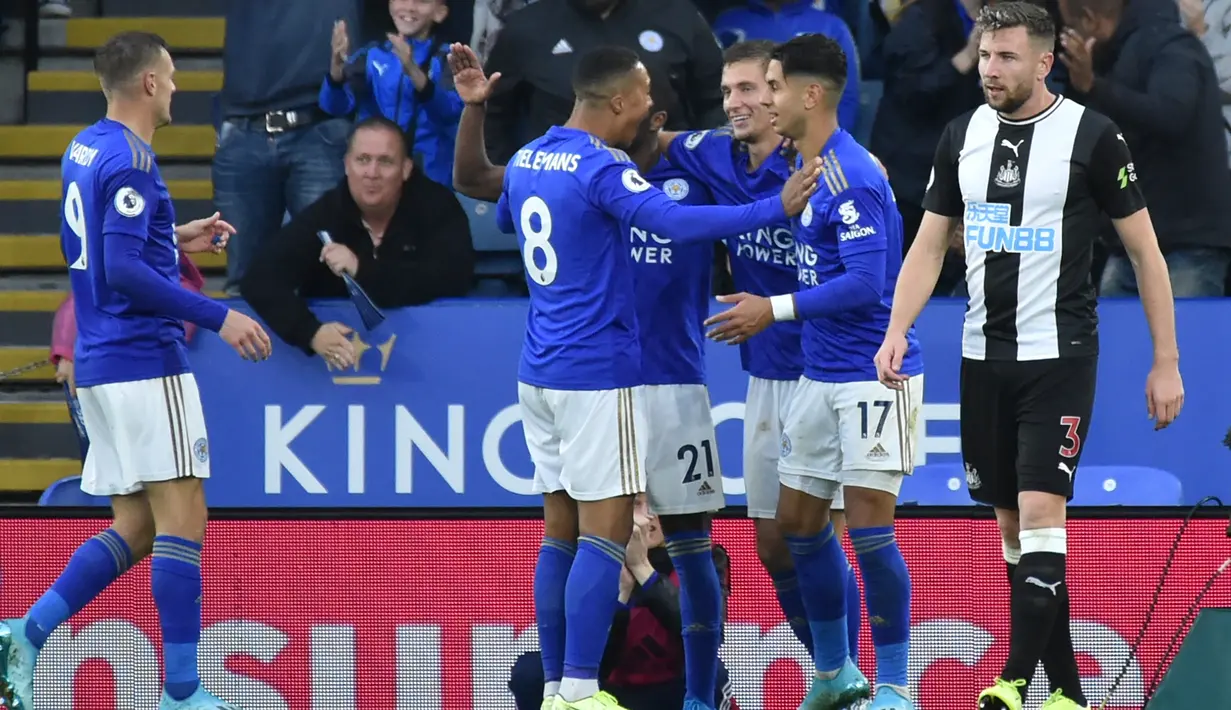 Para pemain Leicester City merayakan gol mereka ke gawang Newcastle United pada pertandingan Liga Inggris di Stadion King Power, Leicester, Inggris, Minggu (29/9/2019). Leicester membantai Newcastle 5-0. (AP Photo/Rui Vieira)