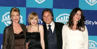 Melanie Griffith pertama kali menikah dengan Don Johnson selama enam bulan pada 1996, menikah lagi pada 1989-1996. Putri mereka, Dakota Johnson lahir pada 1989. (AFP/Bintang.com)