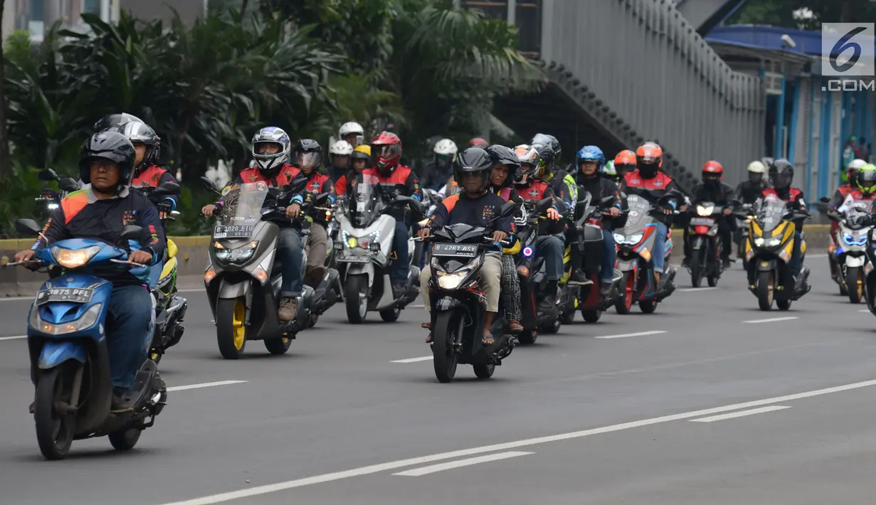 Komunitas motor melakukan konvoi dalam kegiatan Millennial Road Safety Festival di Jalan Sudirman, Jakarta, Sabtu (16/3). Kegiatan itu bentuk kampanye keselamatan berlalu lintas pada anak-anak  muda dengan cara mengemudi tertib. (merdeka.com/Imam Buhori)