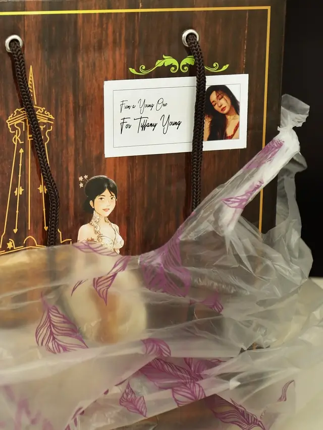 Hadiah dari Young One untuk Tiffany Young di SKF Indoneia 2019 (Bambang E. Ros)