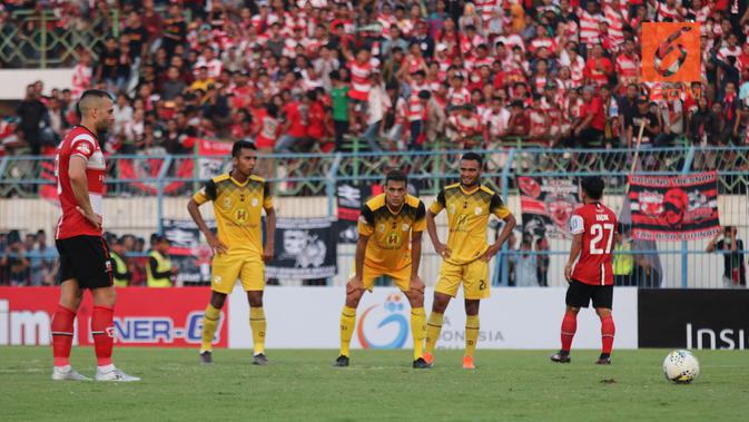 Momen penalti Madura United saat menjamu Barito Putera di Stadion Gelora Bangkalan, Bangkalan (14/9/2019). (Bola.com/Aditya Wany)