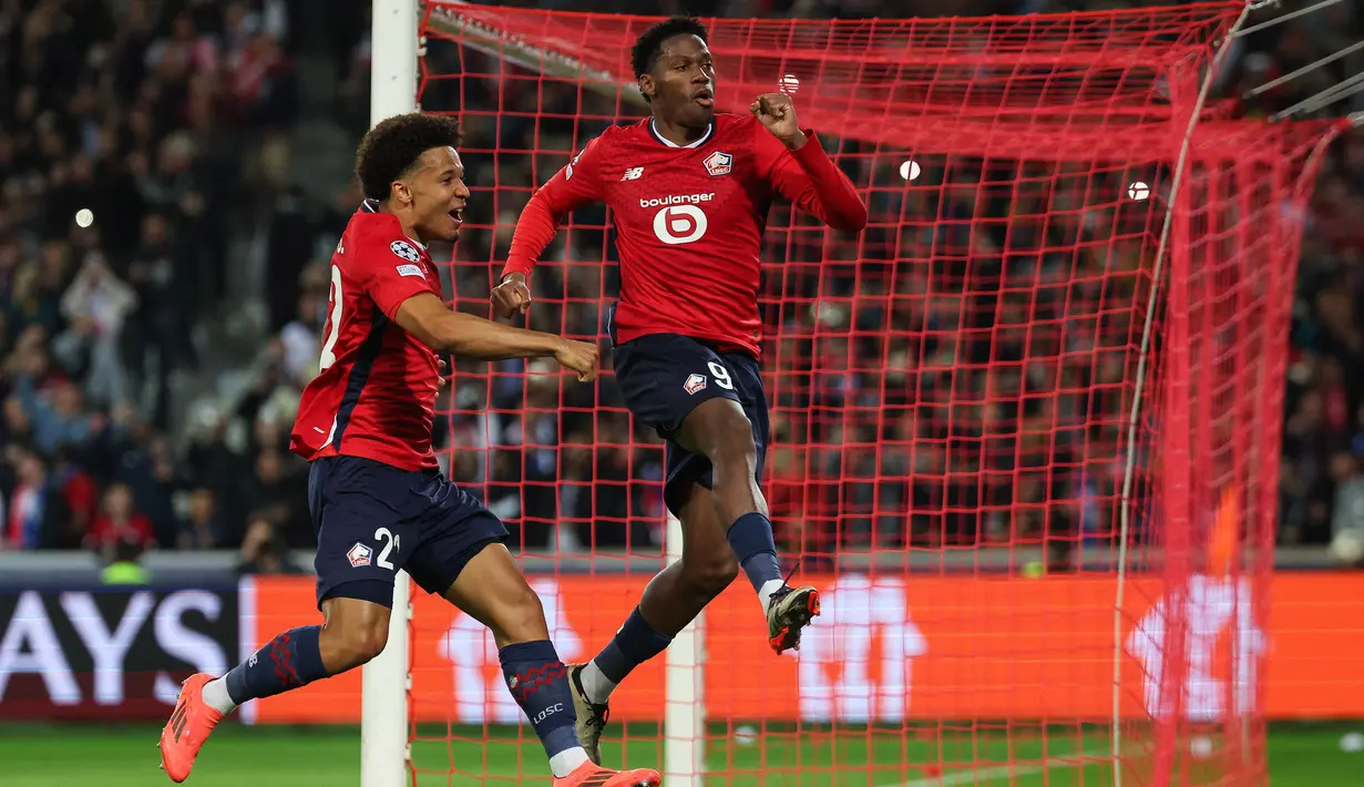 Jelang akhir babak pertama, Lille berhasil mengubah skor lewat eksekusi penalti Jonathan David (kanan) pada menit ke-45+2. (FRANCK FIFE/AFP)