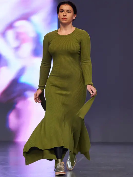 Seorang model dengan kaki palsu berjalan di catwalk mengenakan  koleksi Spring/Summer 2018 Teatum Jones selama London Fashion Week, 15 September 2017. Model 22 tahun bernama Vicky Balch itu melenggang dengan penuh semangat. (NIKLAS HALLE'N/AFP)