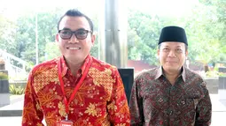 Wakil Ketua DPR Bidang Keuangan Taufik Kurniawan (kanan) tiba di Gedung KPK, Jakarta, Jumat (2/11). Taufik menjalani pemeriksaan perdana pascaditetapkan sebagai tersangka oleh KPK. (Merdeka.com/Dwi Narwoko)